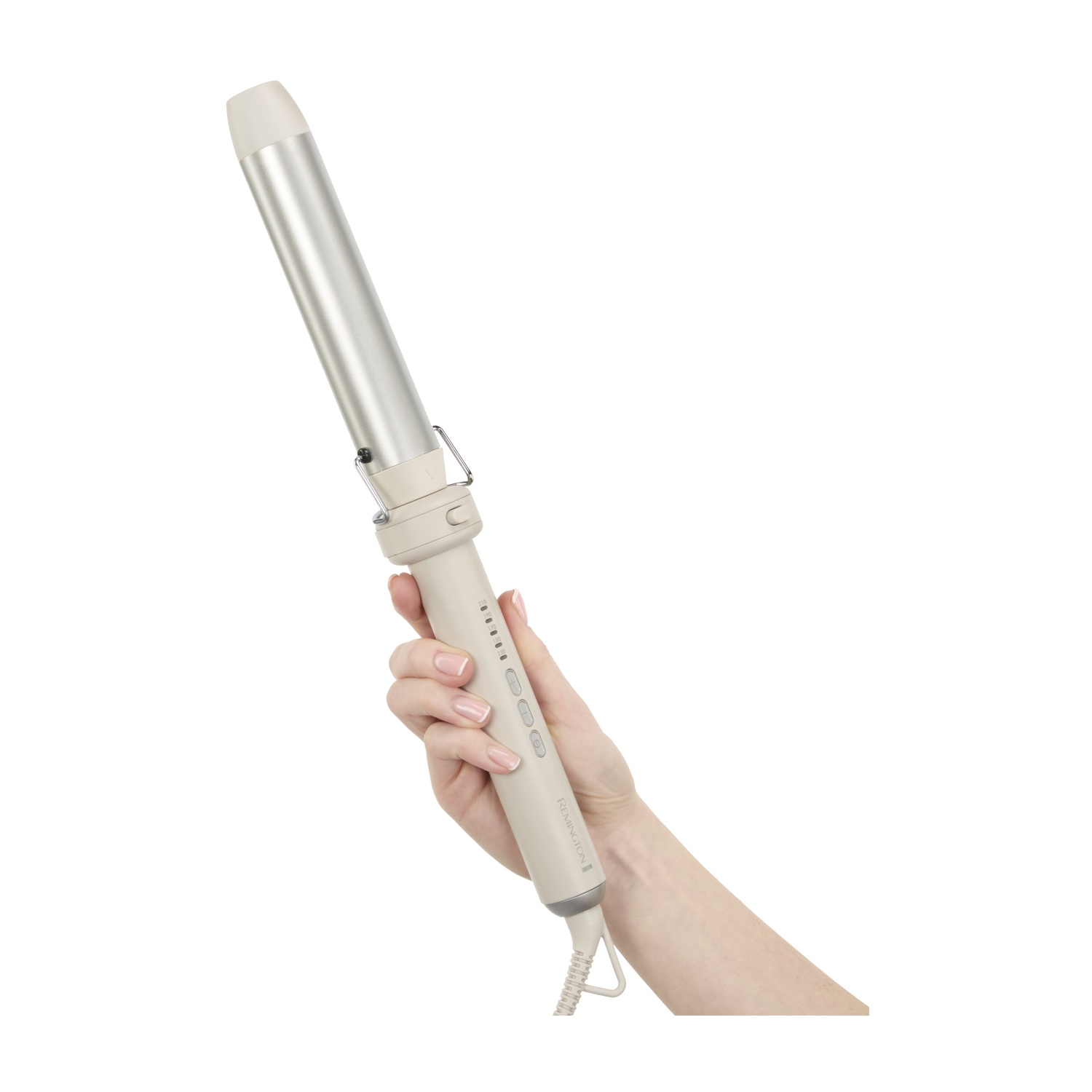 Una mano tiene un ferro arricciacapelli argentato con manico beige e controlli.