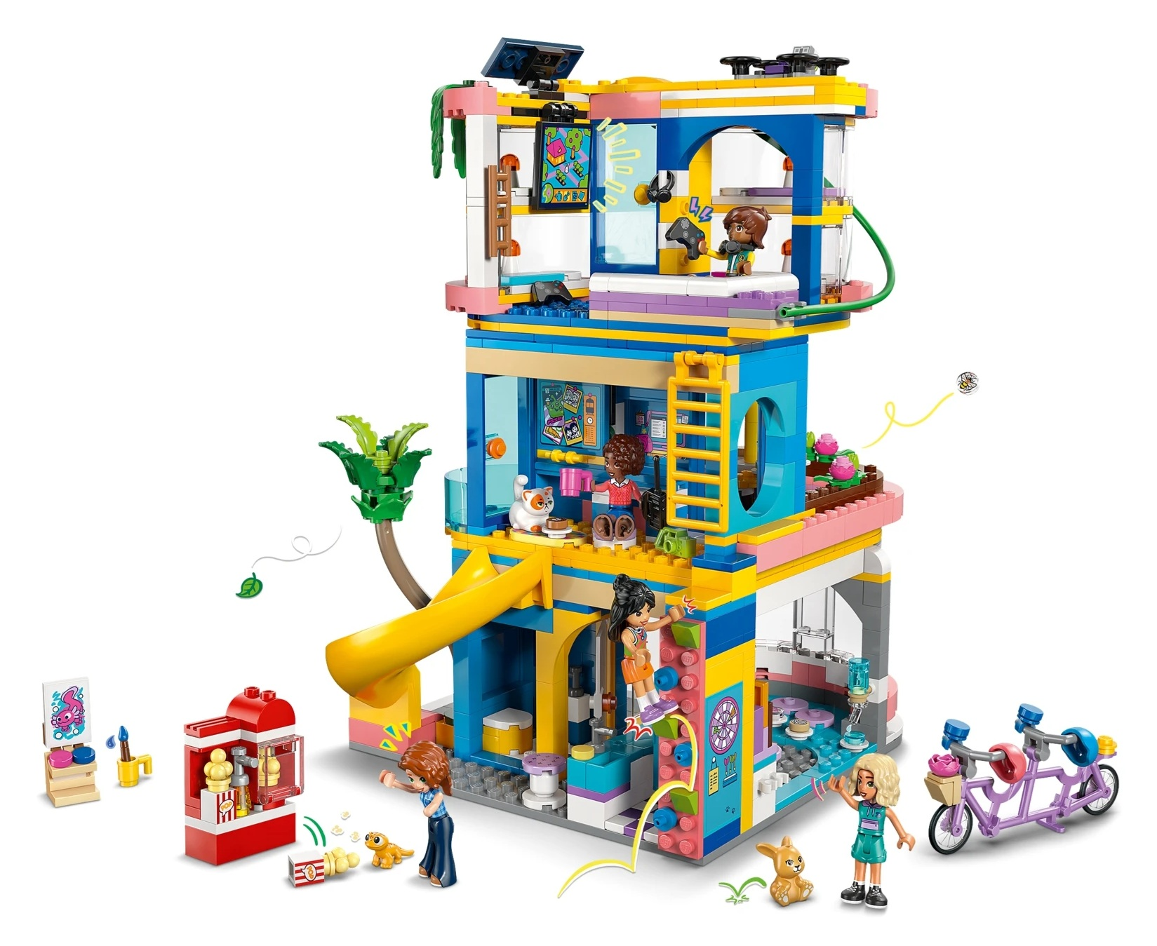 Kolorowy domek Lego ze zjeżdżalnią, ścianką wspinaczkową, figurkami, zwierzętami i rowerem.