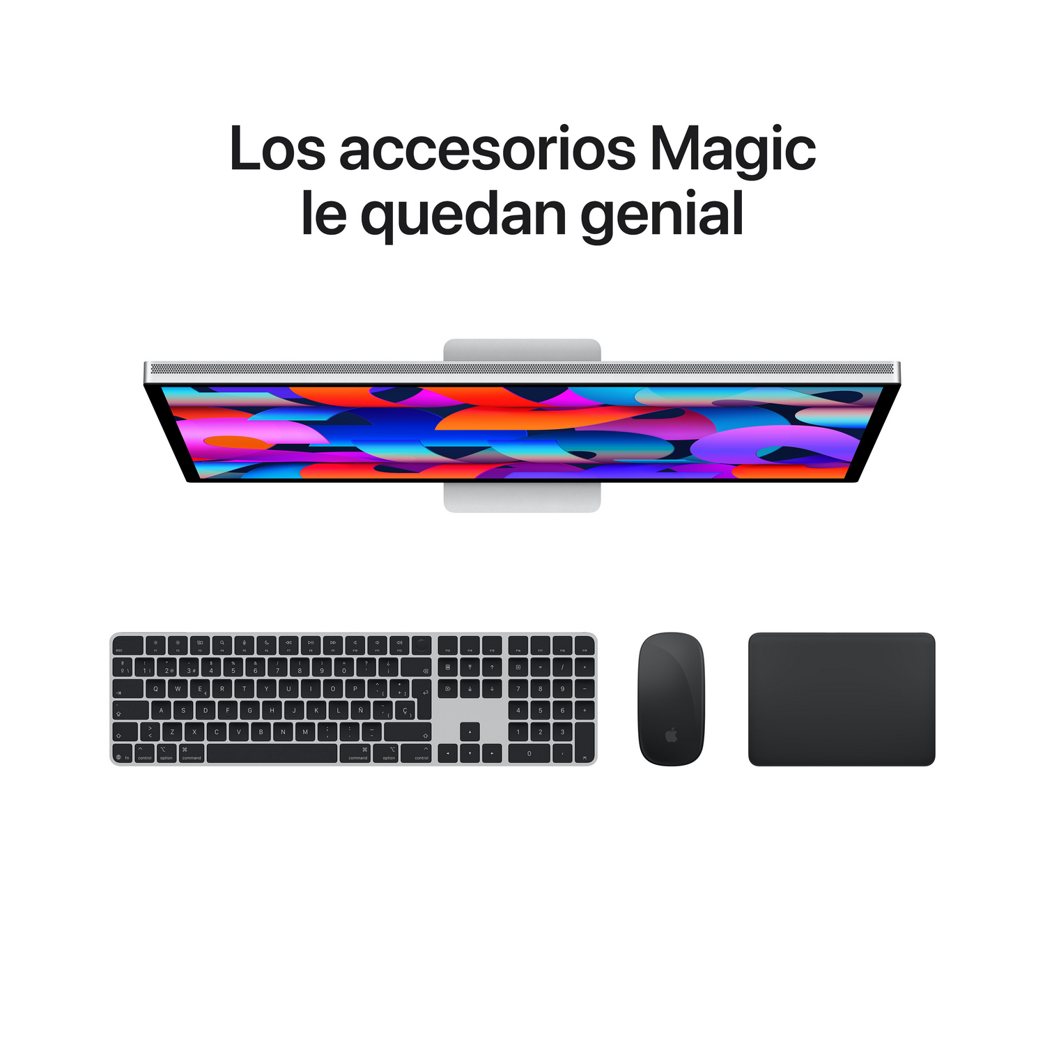 Un iMac de Apple con teclado, ratón y trackpad sobre fondo blanco.