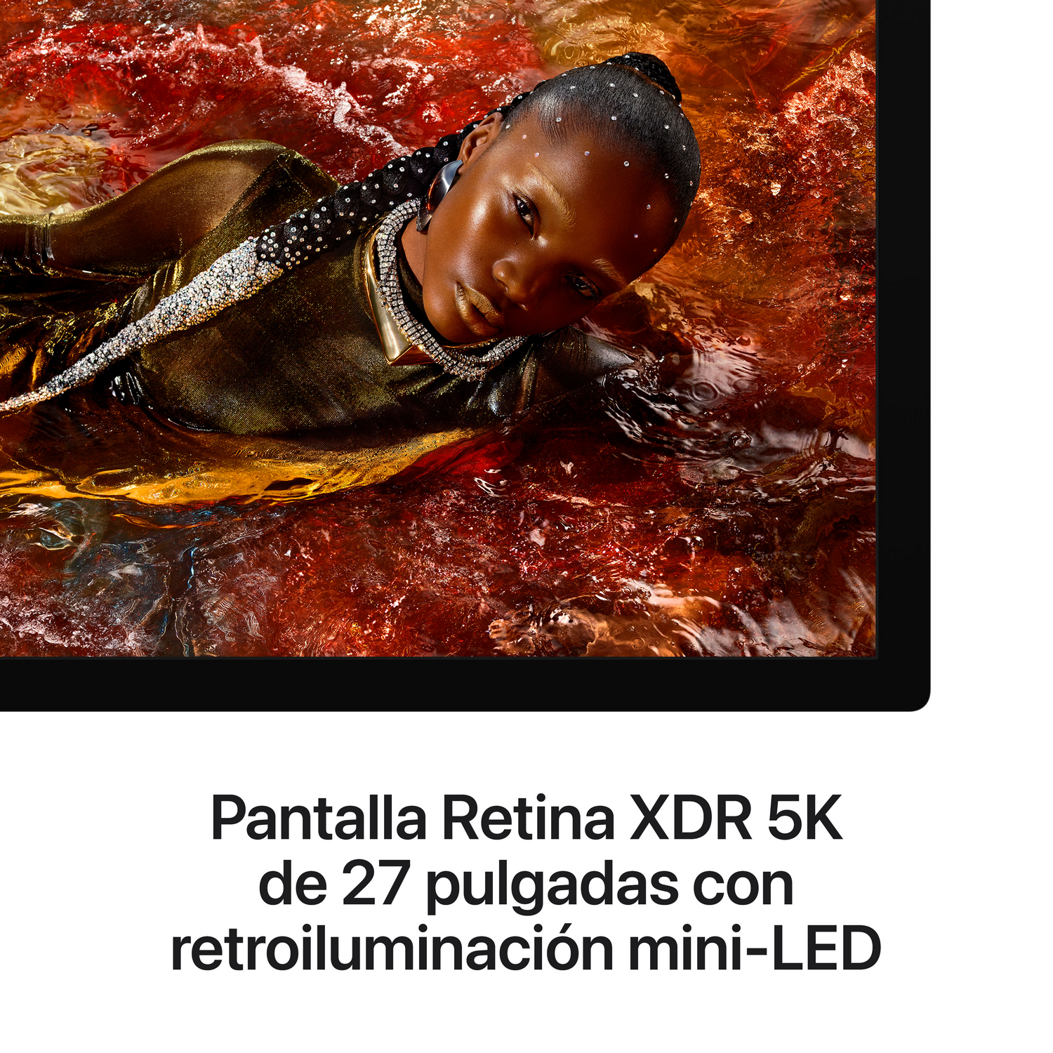 Mujer con joyas brillantes en líquido rojo reluciente.