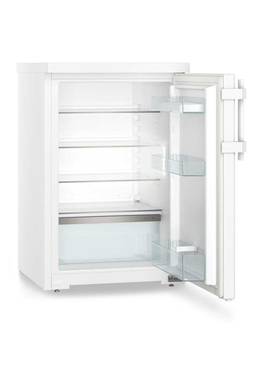 Ein weißer Kühlschrank mit offener Tür. Innen sind Regale und Schubladen sichtbar.