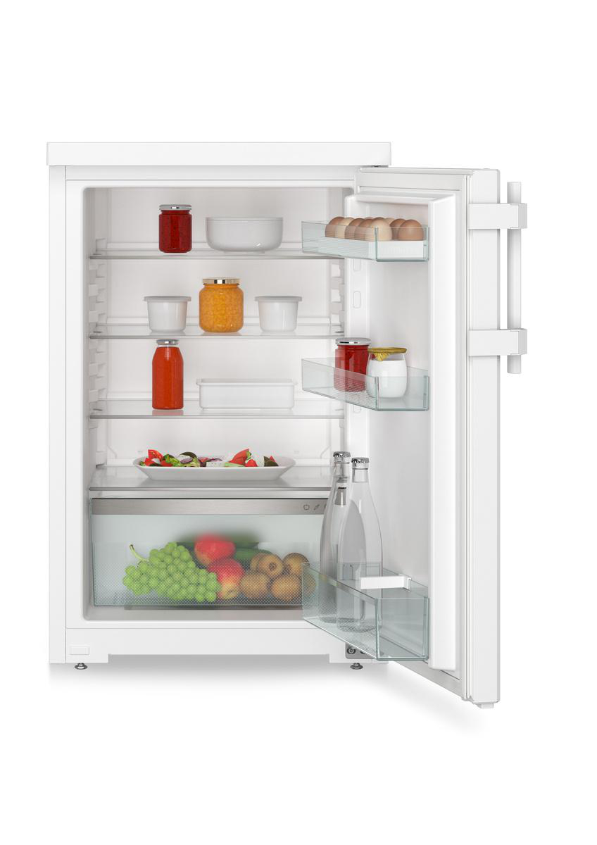 Offener Kühlschrank mit Lebensmitteln wie Eiern, Obst, Gemüse, Marmelade und Flaschen.
