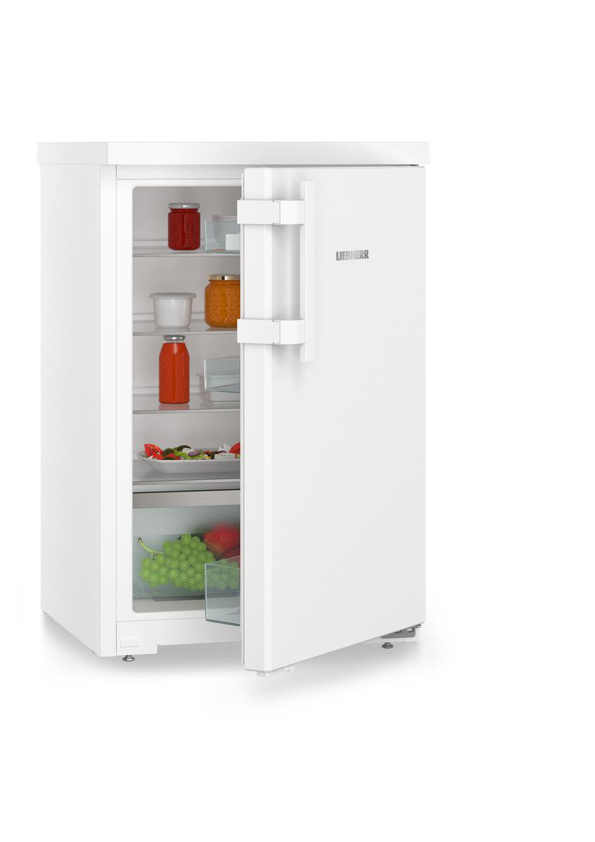 Ein weißer Kühlschrank mit offener Tür, gefüllt mit Lebensmitteln.