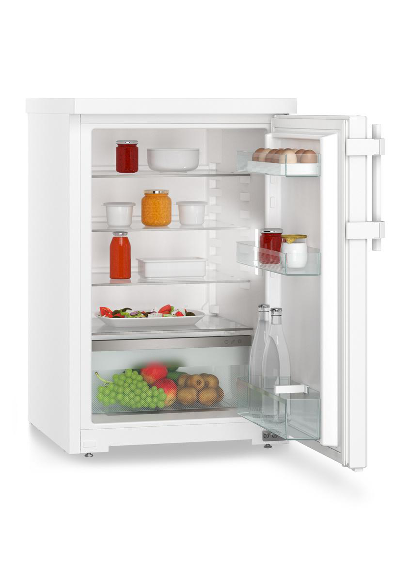 Offener weißer Kühlschrank mit Lebensmitteln: Gläser, Obst, Gemüse, Eier und Flaschen.
