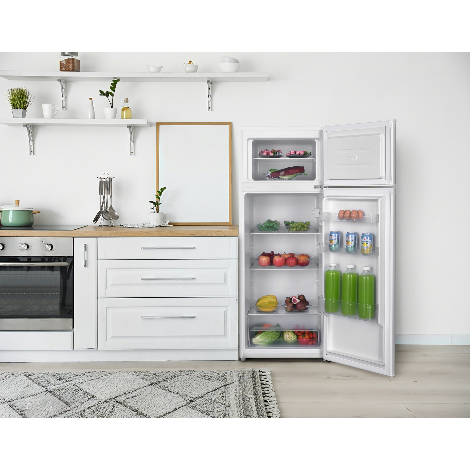 Un frigorifero-congelatore bianco aperto in una cucina con cibo all'interno.