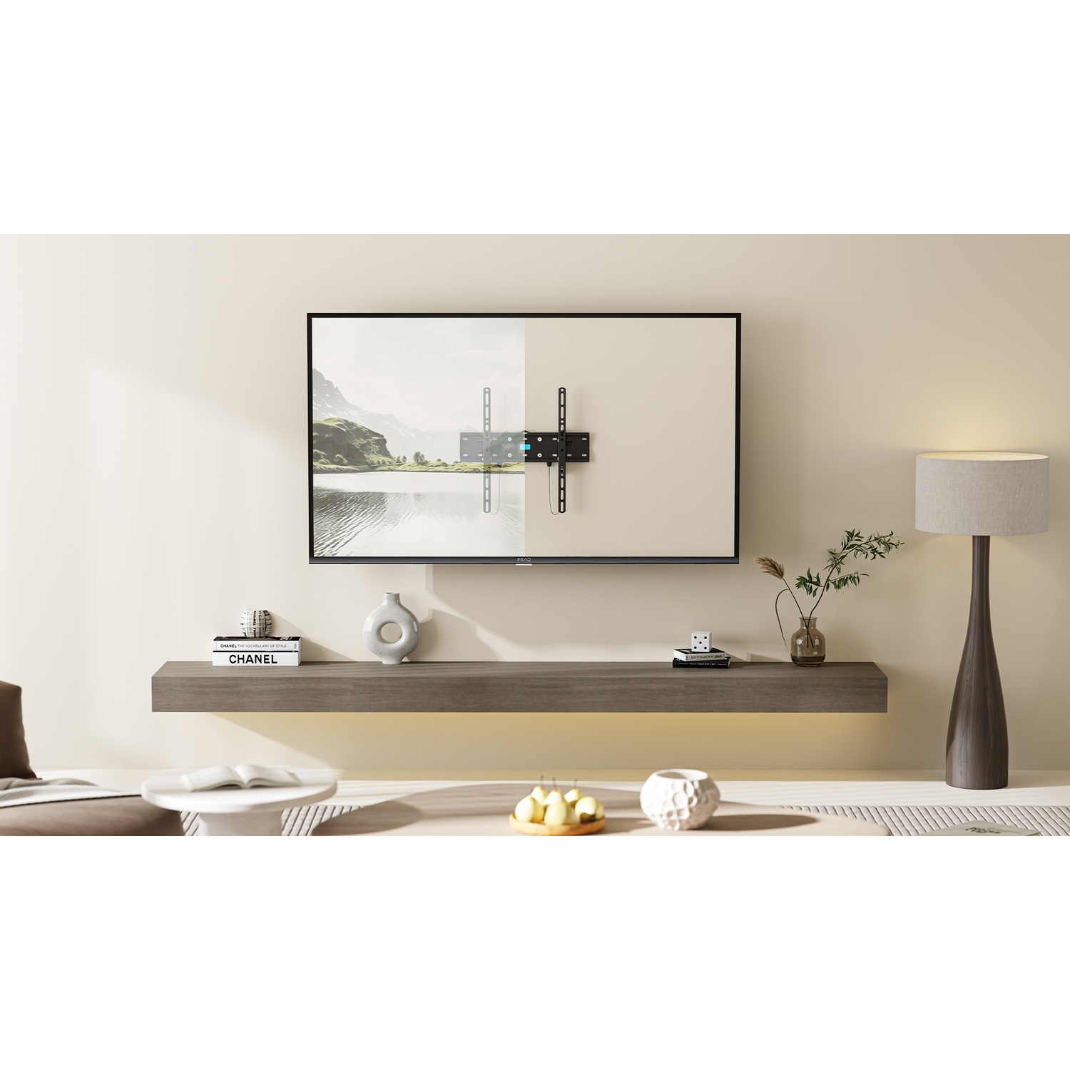TV su supporto a muro sopra una mensola con decorazioni.