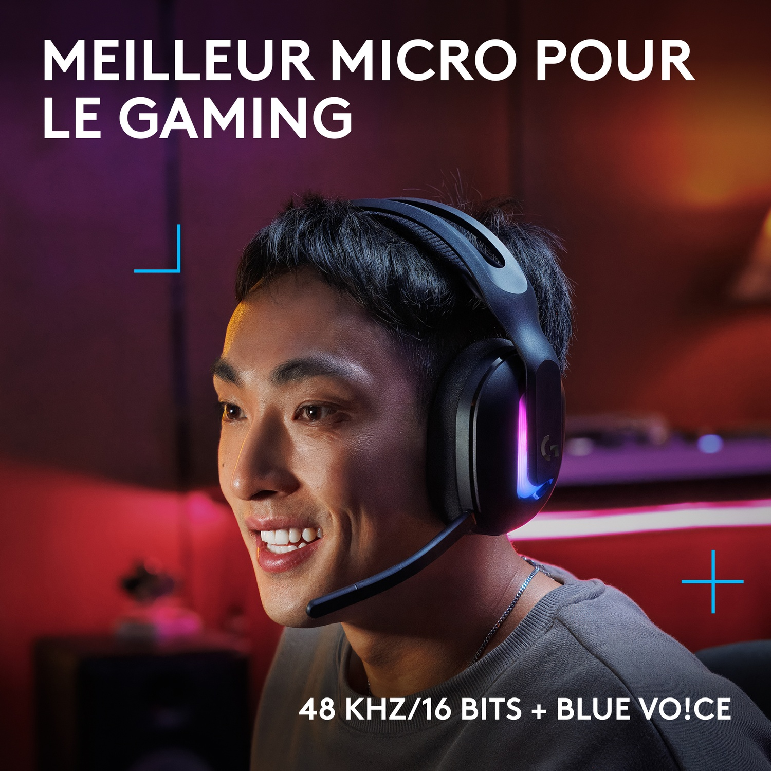 Un jeune homme portant un casque sourit. Éclairage RVB sur le casque.