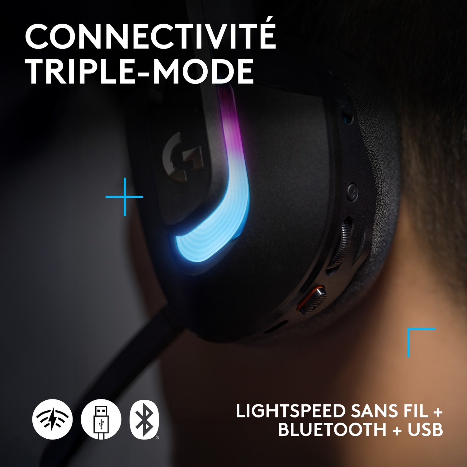 Gros plan d'un casque avec éclairage bleu et violet. Icônes de connectivité visibles.
