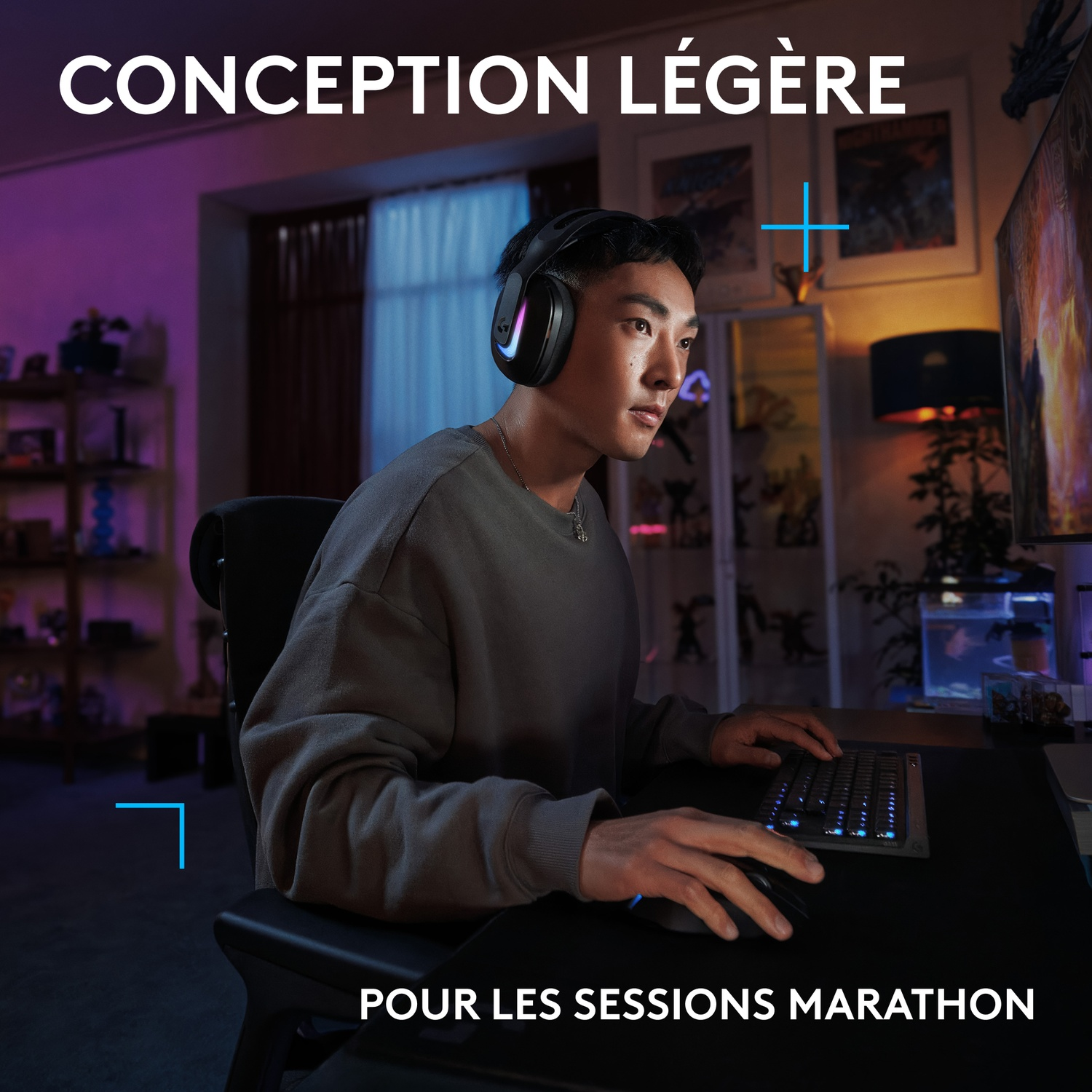 Un homme portant un casque joue sur un ordinateur. Des lumières bleues illuminent la scène.