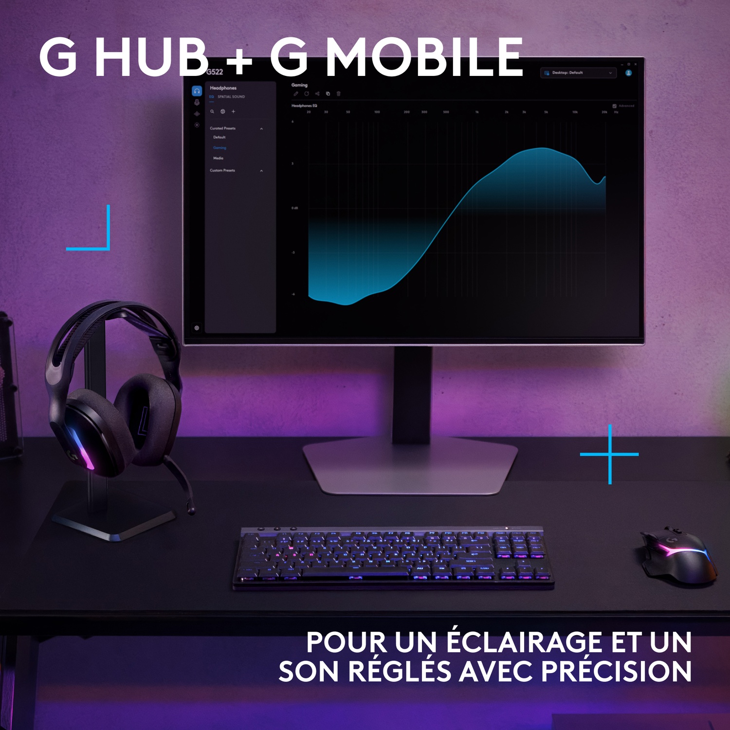 Une configuration de jeu avec casque, clavier et souris sur un bureau.
