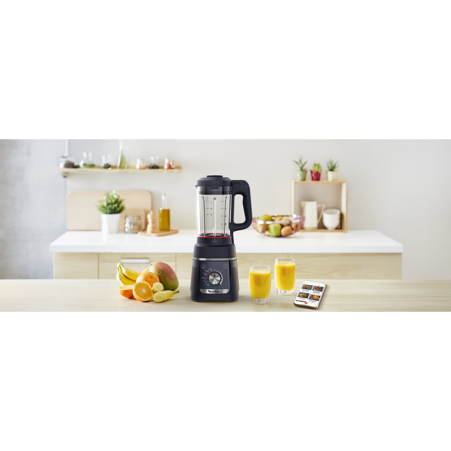Een blender met fruit en twee glazen sap op een houten tafel.
