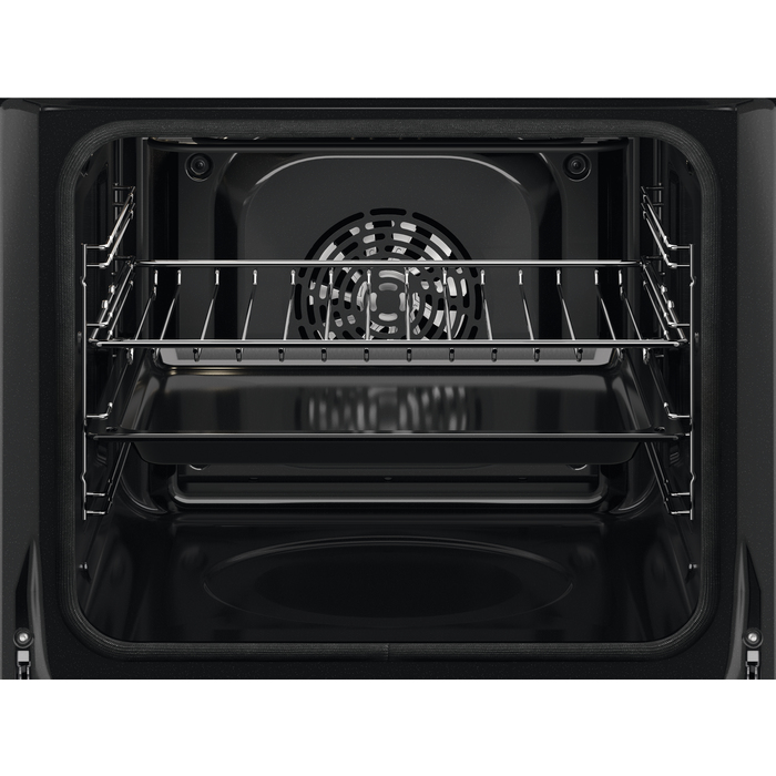 Vista interior de un horno negro con dos rejillas y una bandeja.