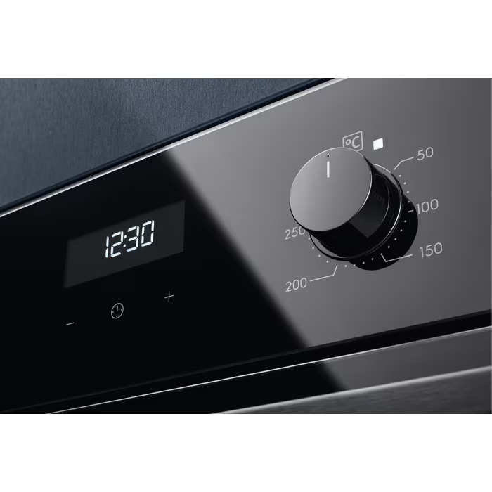 La pantalla de un horno muestra 12:30. Un mando tiene marcas hasta 250°C.