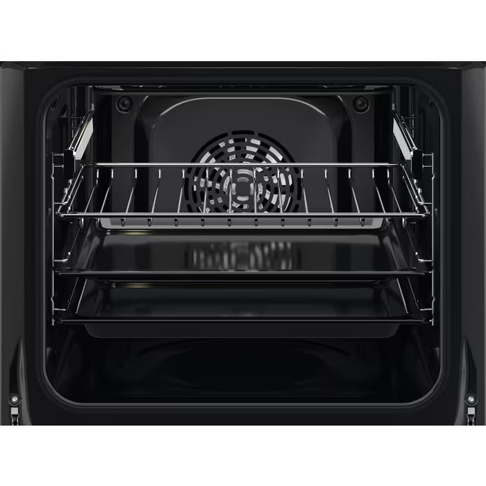 Vista interior de un horno limpio y vacío con dos rejillas y un ventilador.