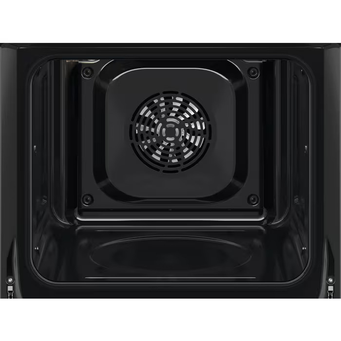 Vista interior de un horno con ventilador y revestimiento negro.