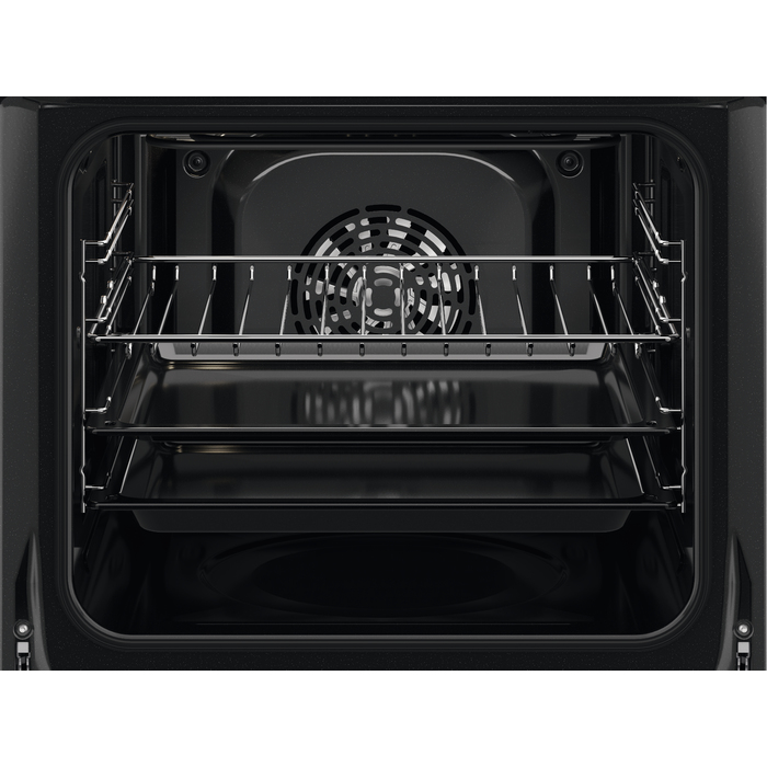 Vista interior de un horno negro con ventilador y tres rejillas.