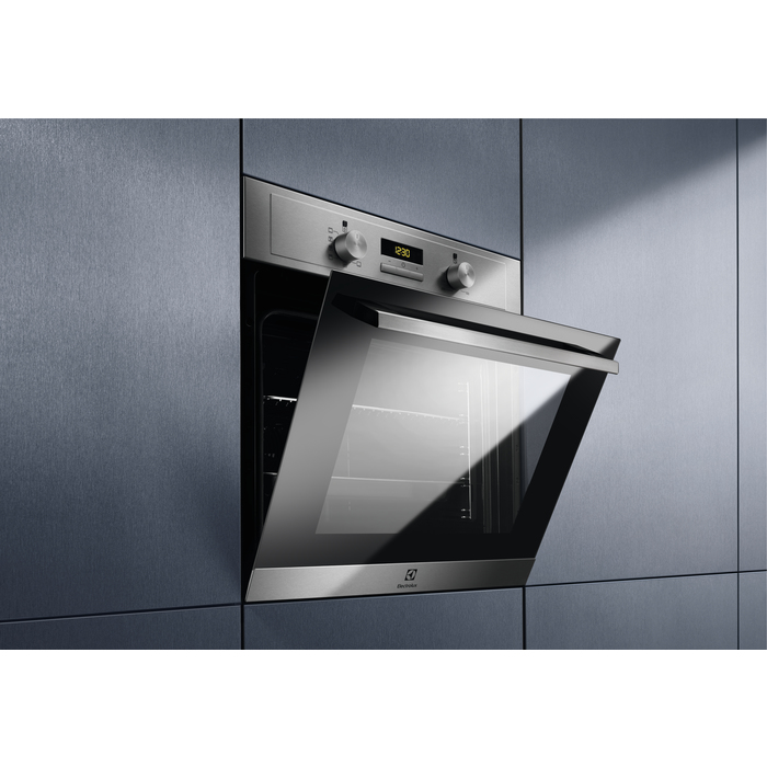 Un horno empotrable moderno con acabado de acero inoxidable y puerta abierta.