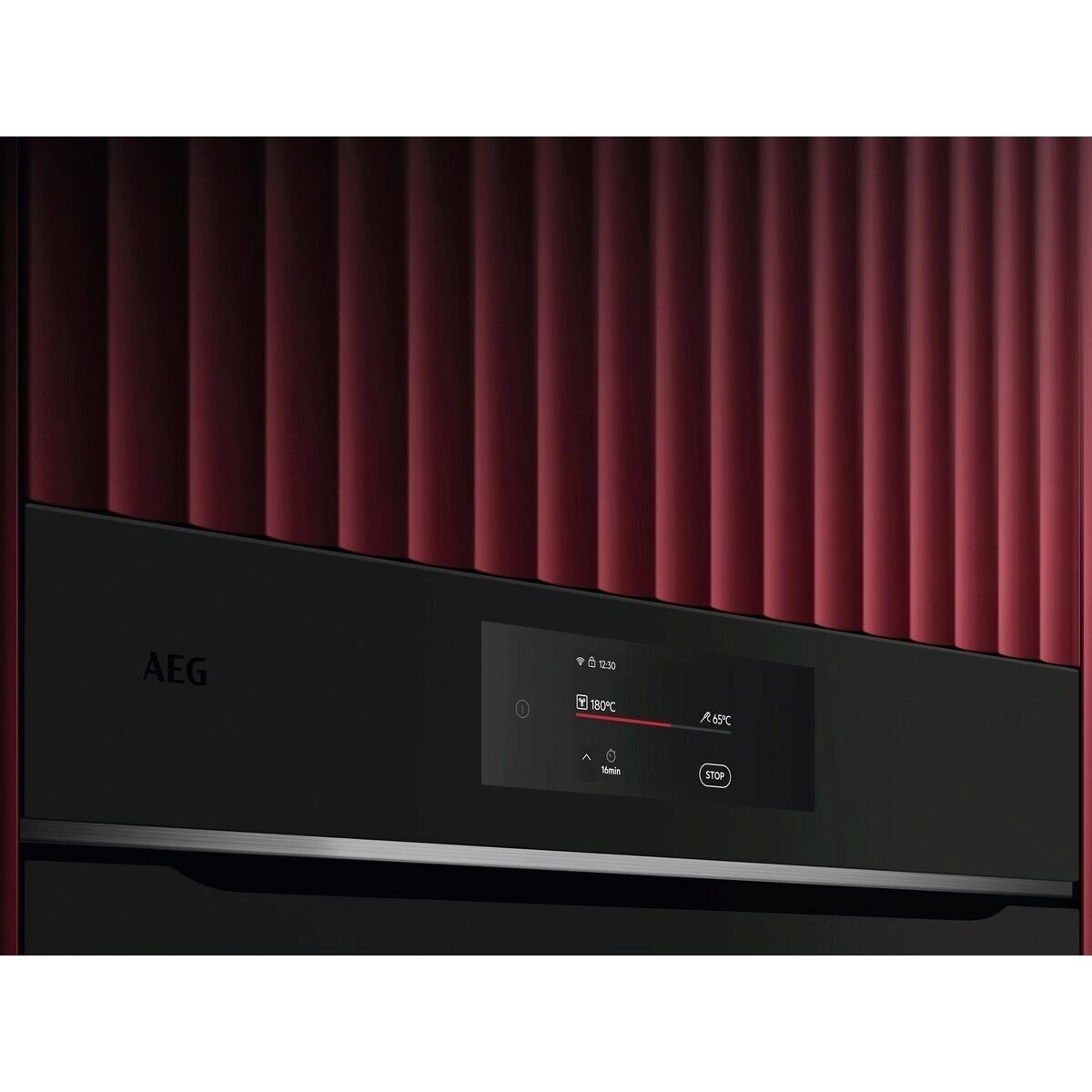 Pantalla de horno AEG muestra 180°C y 65°C. Hora 12:30, quedan 16 min.