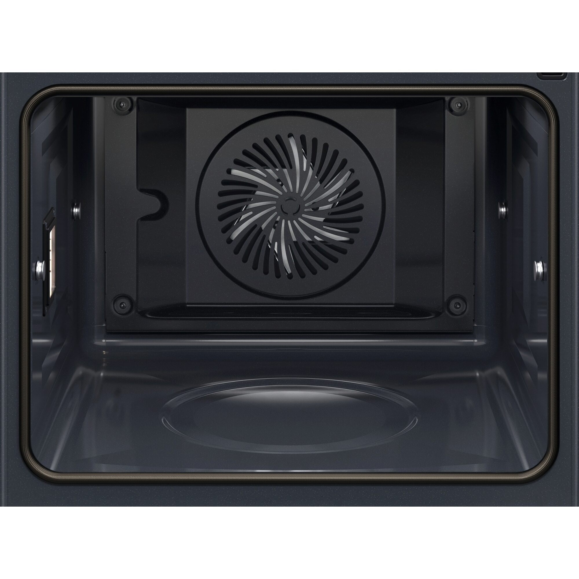 Interior de un horno oscuro con rejilla de ventilador arriba y luz a la izquierda.