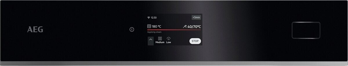 Panel de control negro con logo AEG y pantalla táctil mostrando ajustes de cocción.