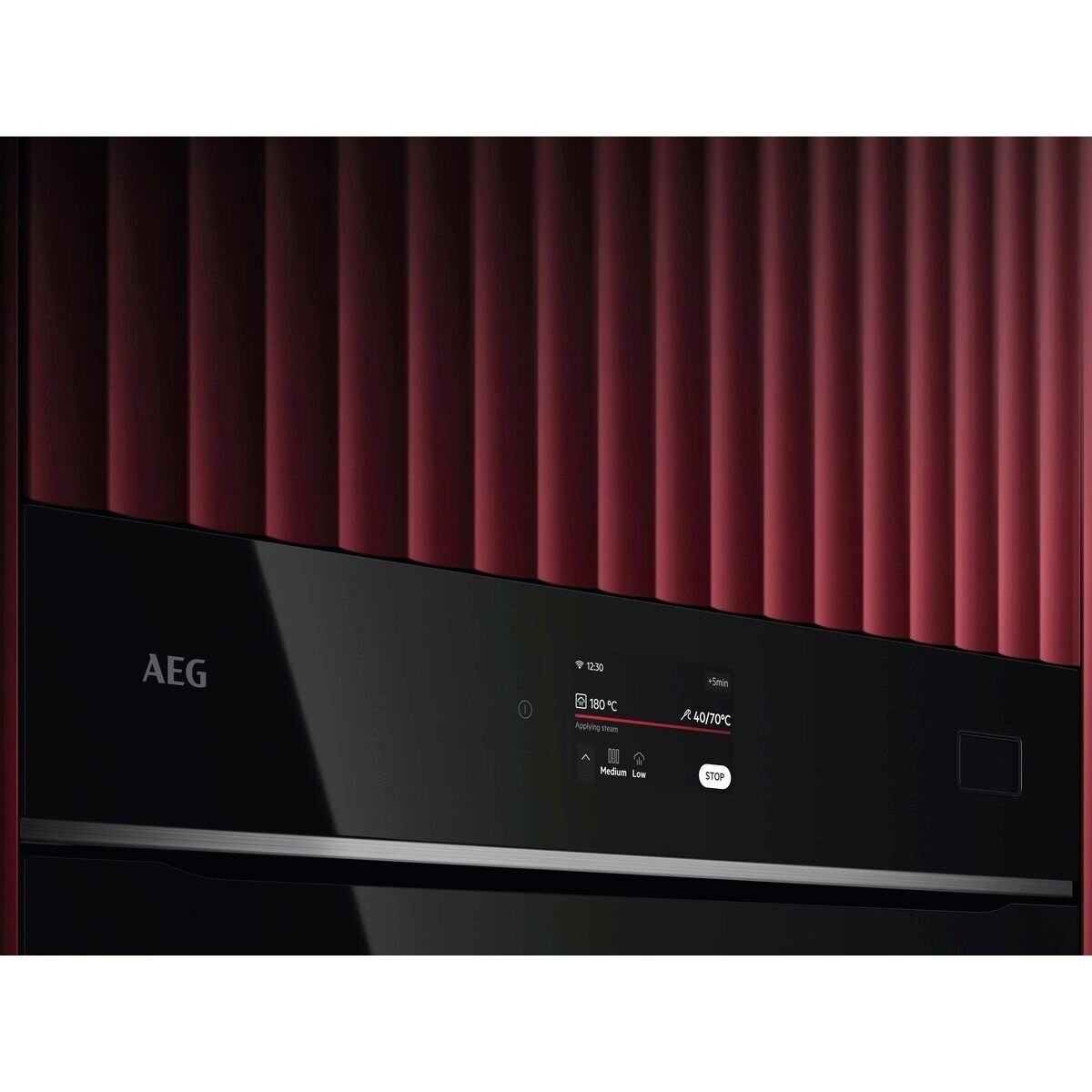 Horno AEG con fondo vertical rojo y pantalla táctil mostrando opciones de cocción.