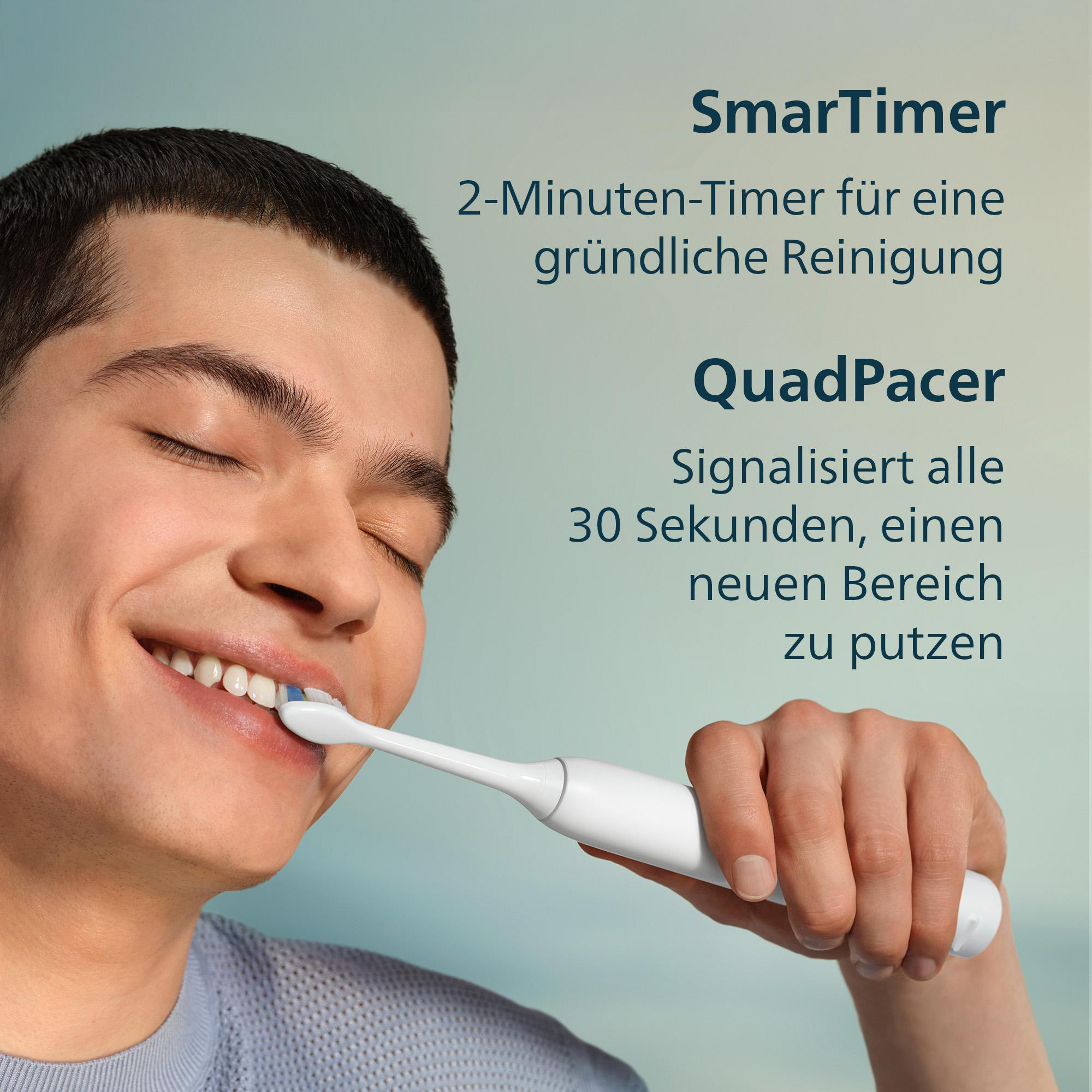 Ein Mann putzt seine Zähne mit einer elektrischen Zahnbürste.