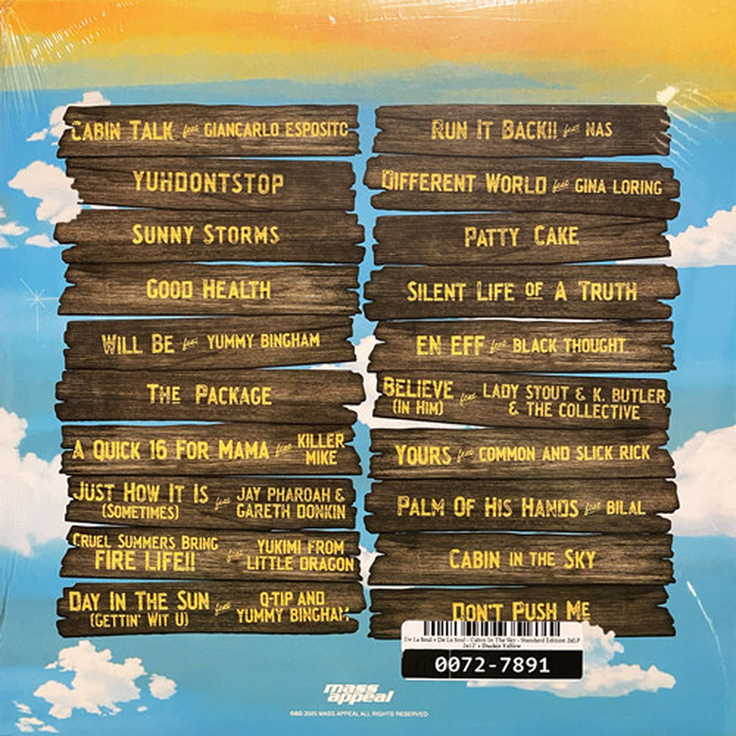 Planches de bois avec titres de chansons et noms d'artistes sur fond de ciel bleu.