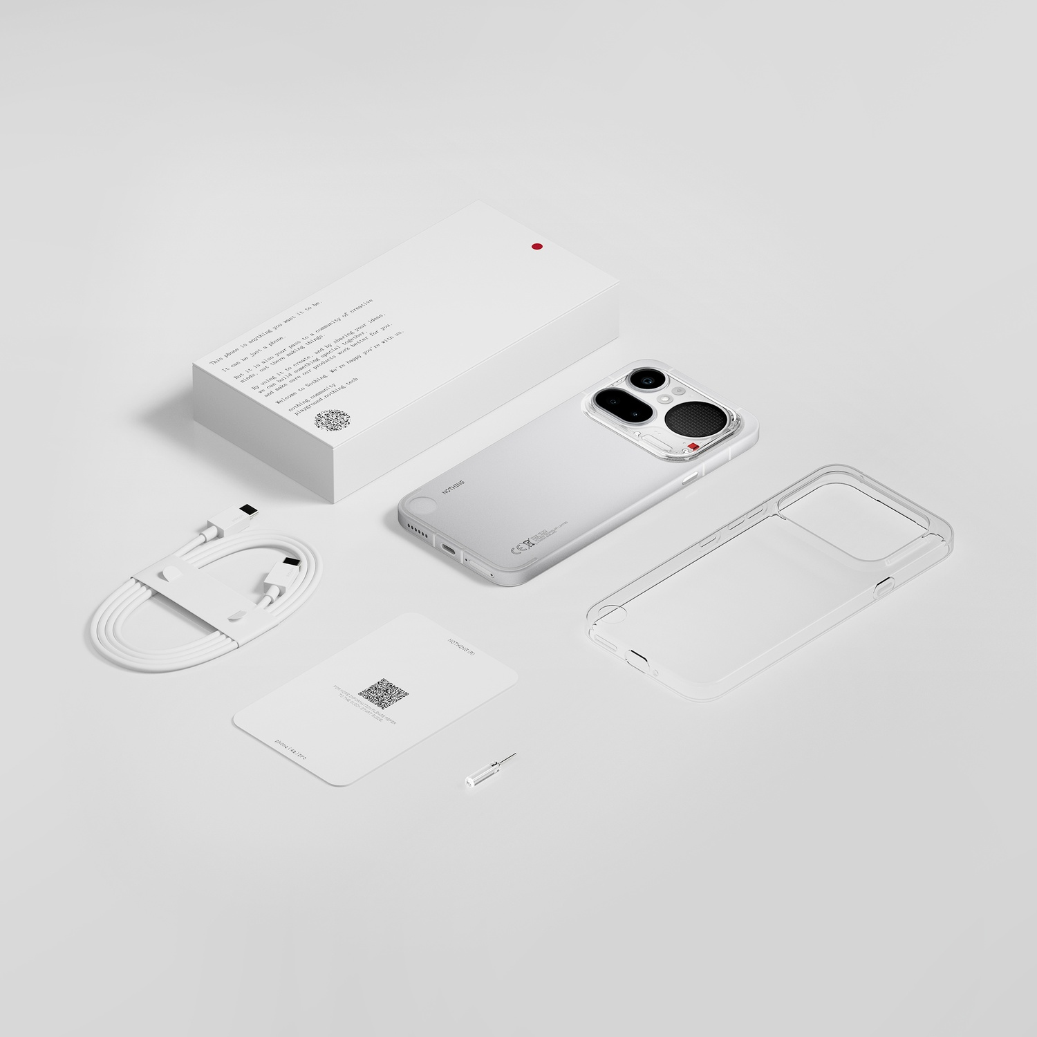 Uno smartphone bianco con accessori disposti su una superficie bianca.
