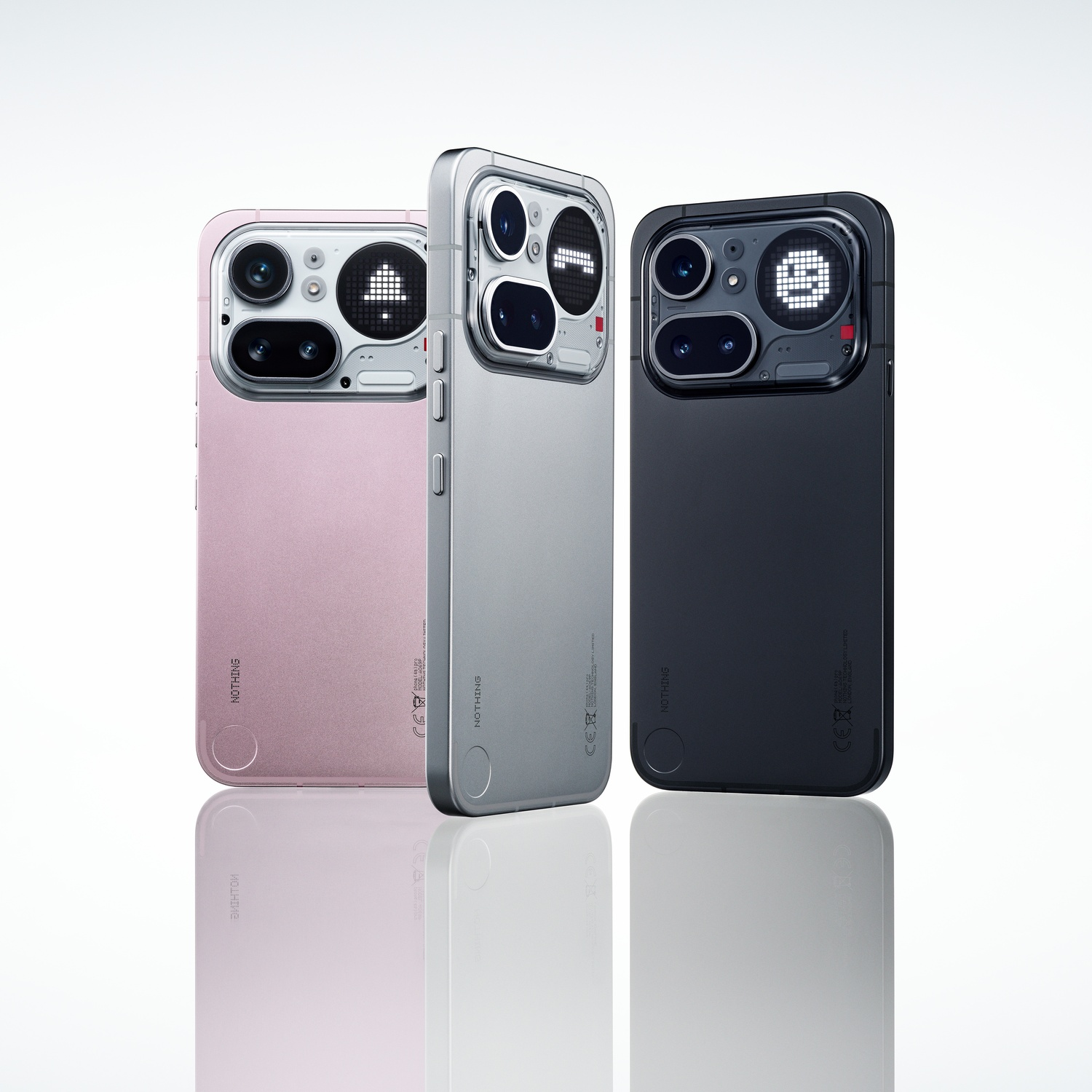 Tre smartphone rosa, grigio e nero con griglie illuminate sul retro.