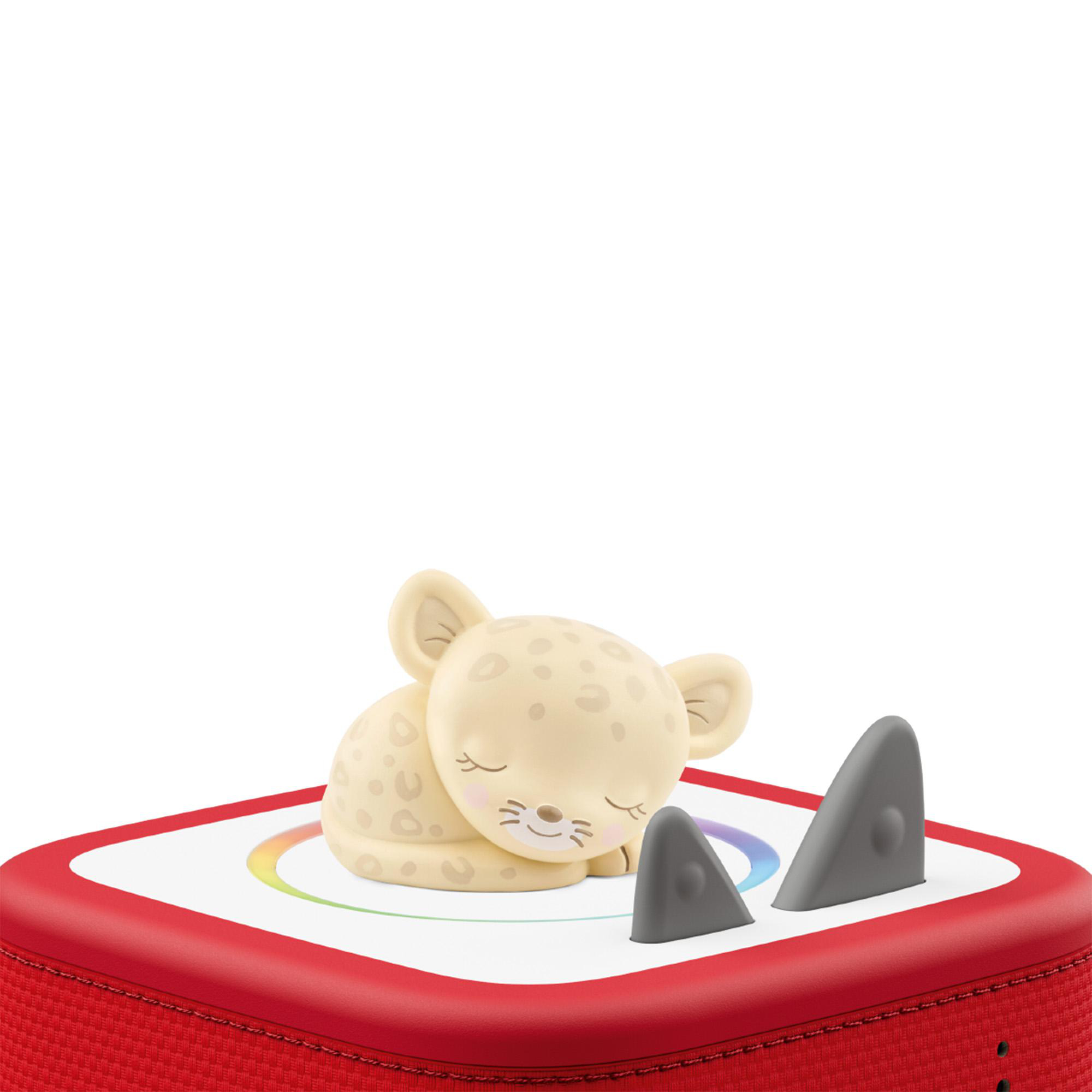 Ein hellgelber Leoparden-Spielzeug schläft auf einem roten Lautsprecher mit Regenbogenlicht.