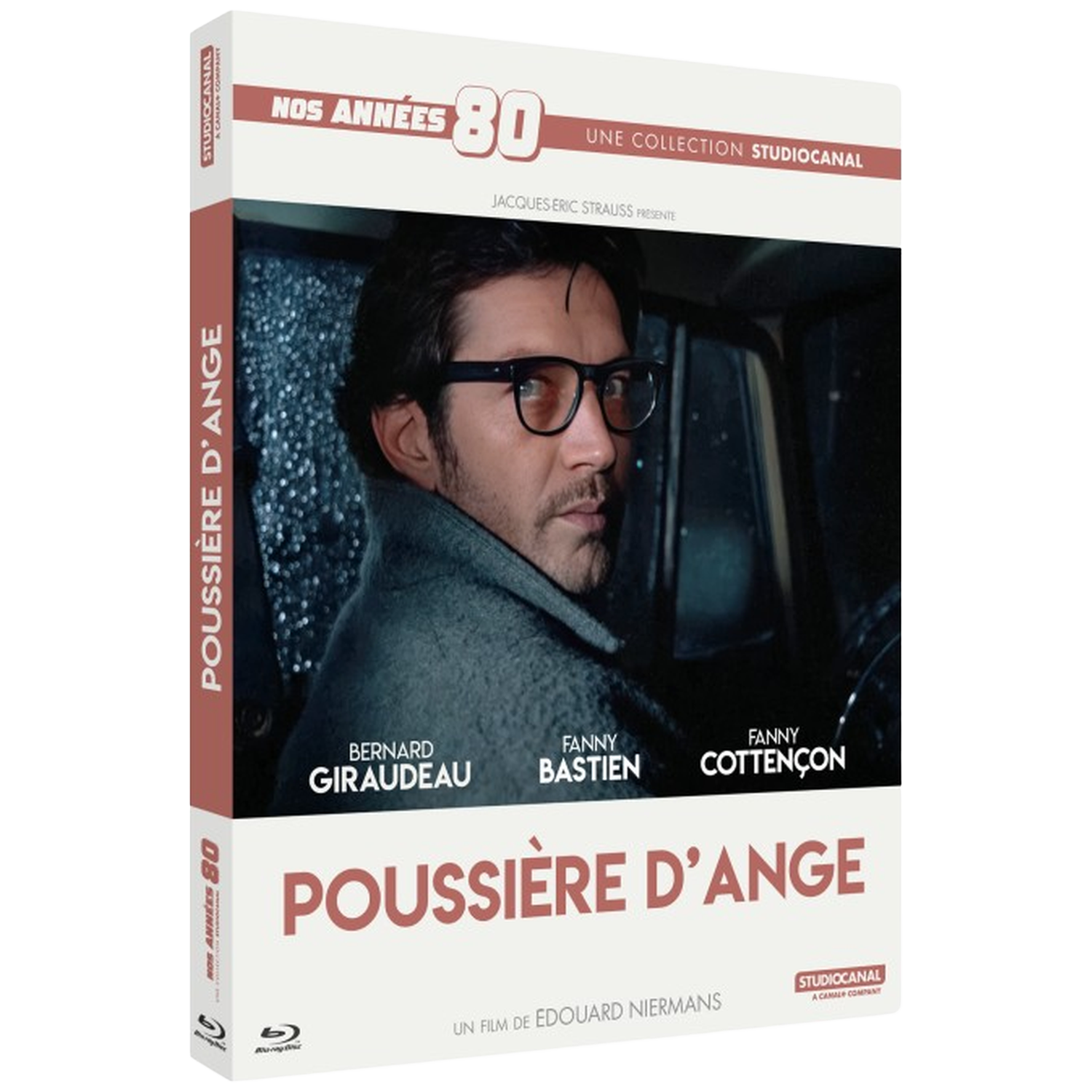 Man met bril in de regen zit in een auto, filmtitel "Poussière d'ange".