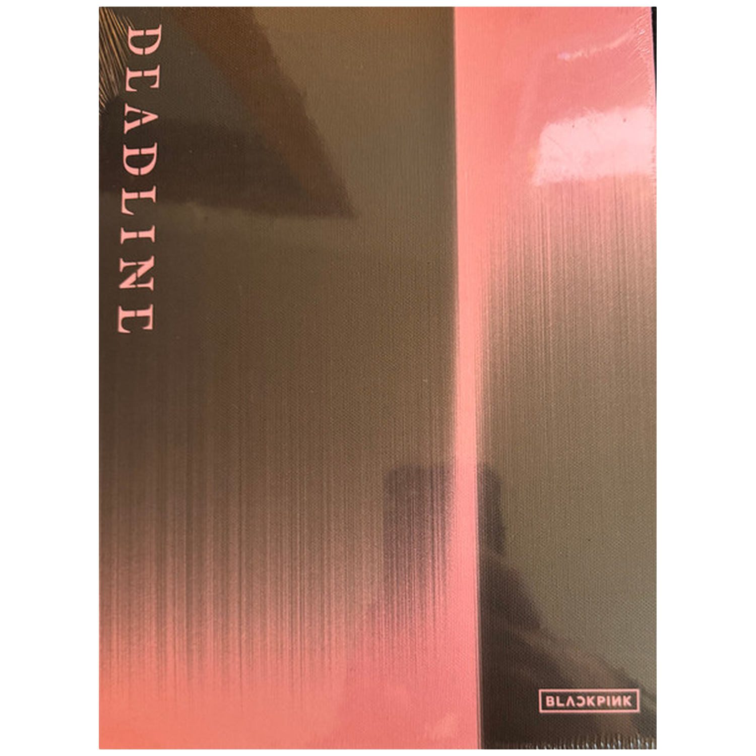 Een boekomslag met de tekst DEADLINE en BLACKPINK op een roze en grijze achtergrond.