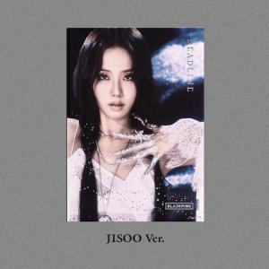 Jisoo van Blackpink met lang haar, sprankelende kleding en sieraden.