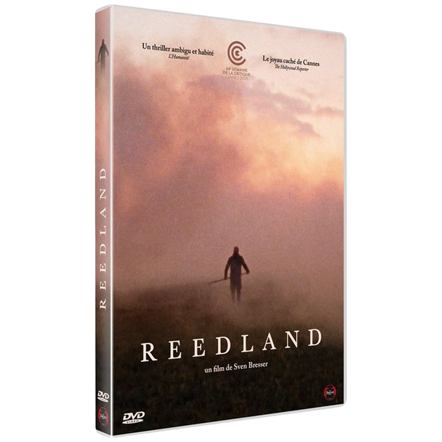 Een man loopt door mist voor de titel REEDLAND op een dvd-hoes.