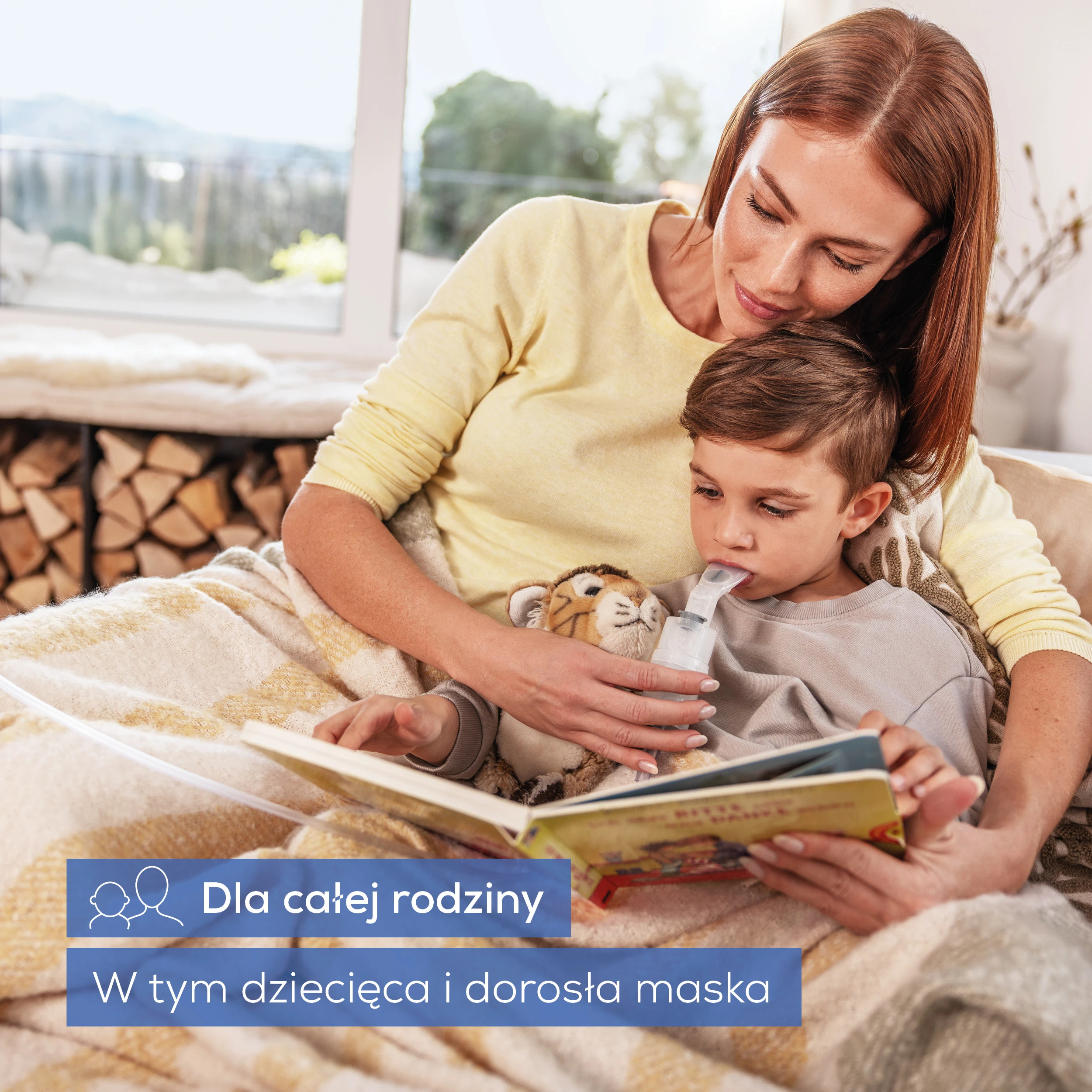 Matka czyta dziecku, które używa inhalatora. W pobliżu jest pluszak.