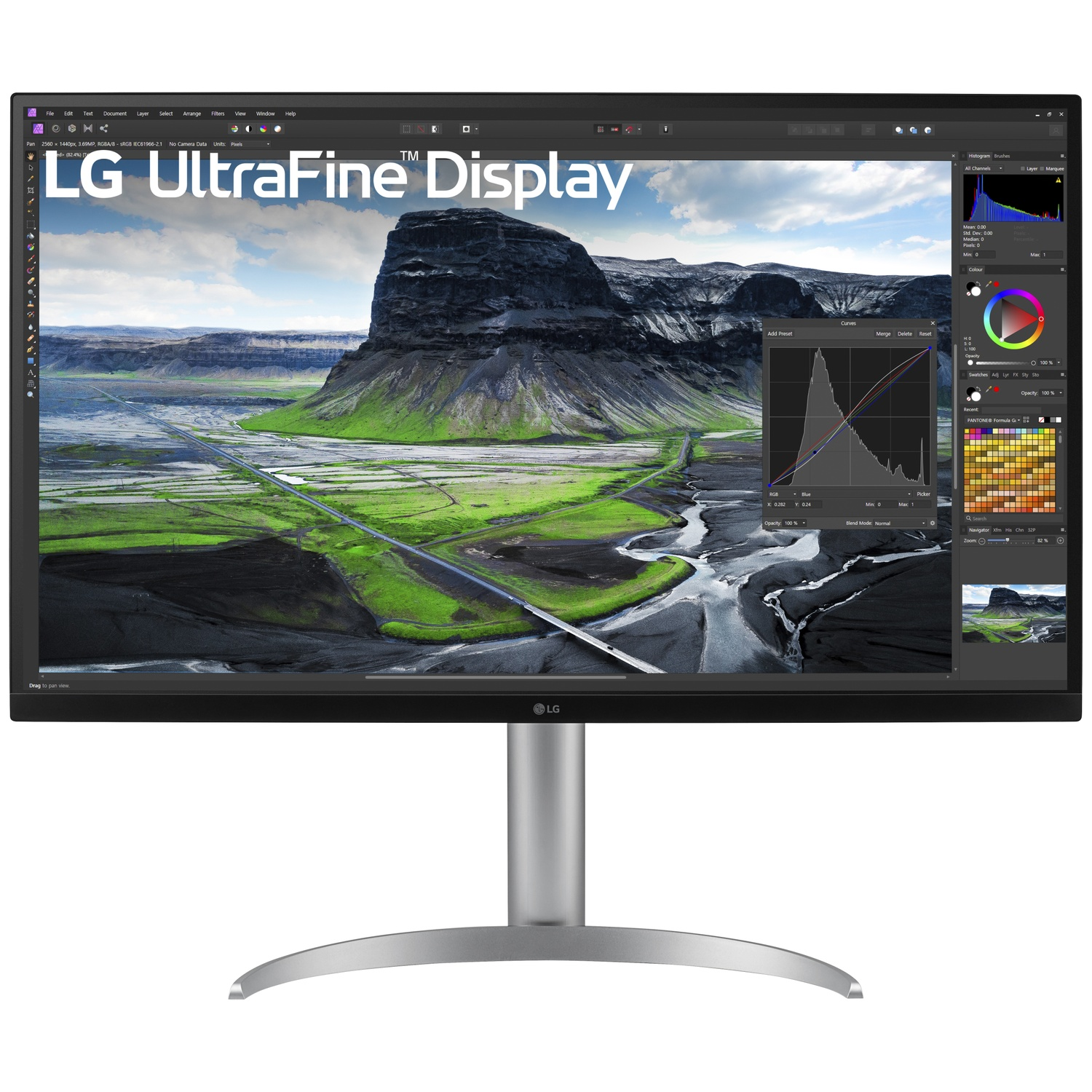 Écran LG UltraFine affichant un paysage de montagne et un logiciel d'édition.
