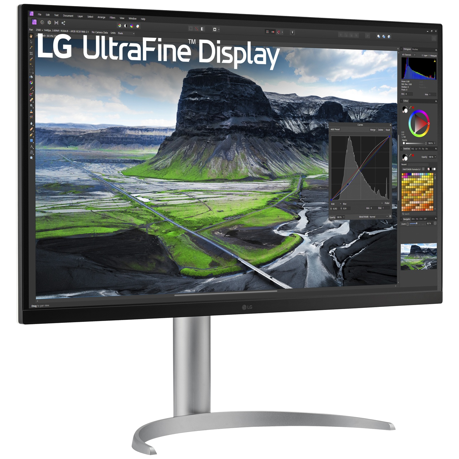 Un moniteur LG UltraFine affiche un paysage avec montagnes, rivière et ciel.