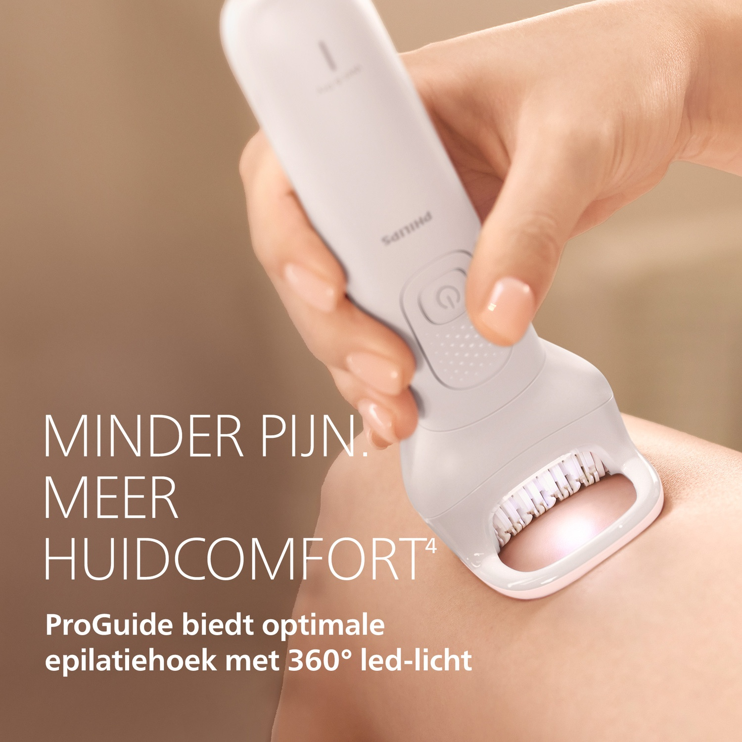 A hand holds a white epilator and uses it on a leg. Text in Dutch.