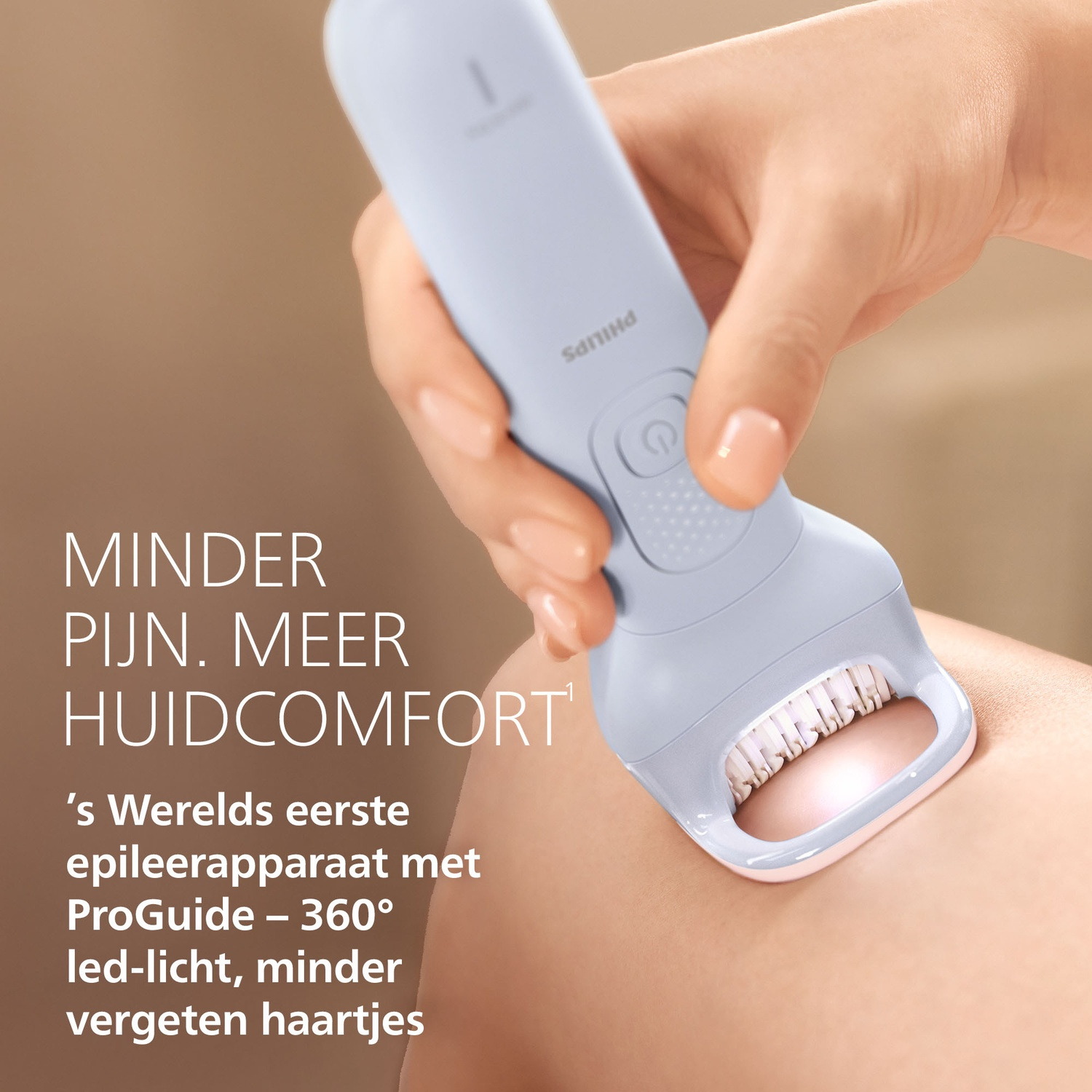 Een hand gebruikt een lichtblauwe Philips epilator op de huid. Close-up.