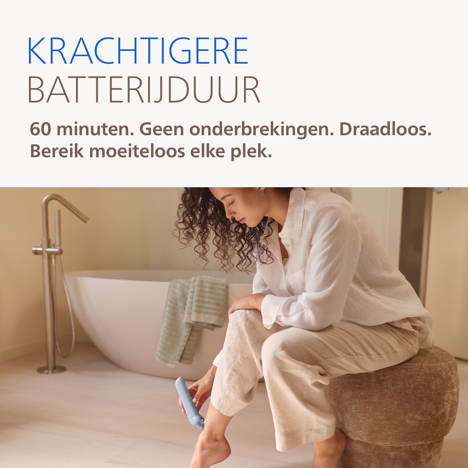 Vrouw gebruikt epilator in badkamer. Langere batterijduur.