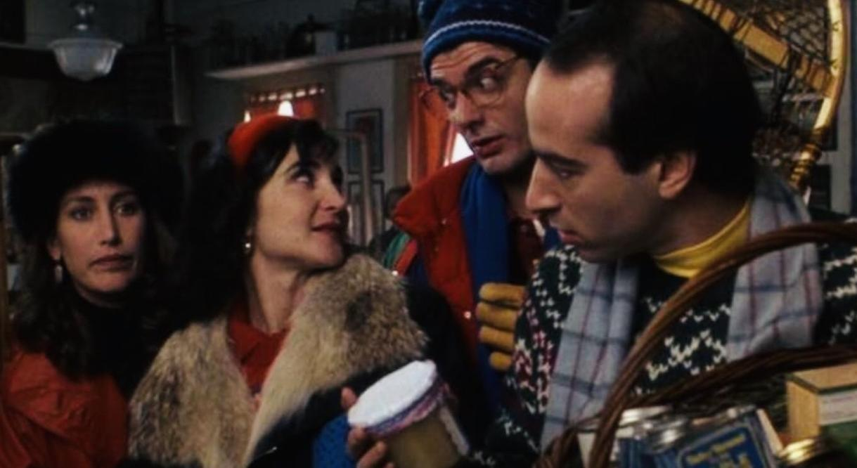 Vier Personen in Winterkleidung blicken auf eine Dose.