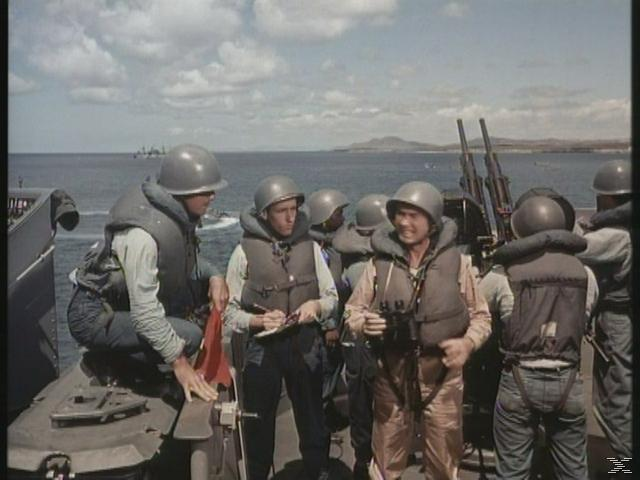 Militärpersonal in Schwimmwesten und Helmen auf einem Schiff im Ozean.