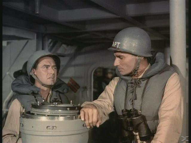Zwei Männer in Militäruniformen und Schwimmwesten stehen auf einem Schiff.