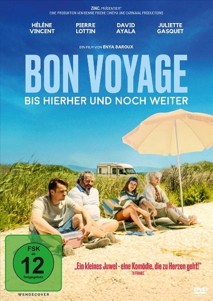 Vier Personen sitzen am Strand vor einem Wohnmobil, mit einem Sonnenschirm.