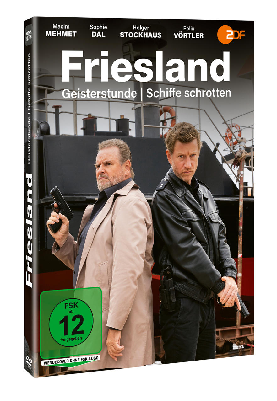Zwei Männer mit Waffen vor einem Schiff. "Friesland"-DVD-Cover mit FSK 12.