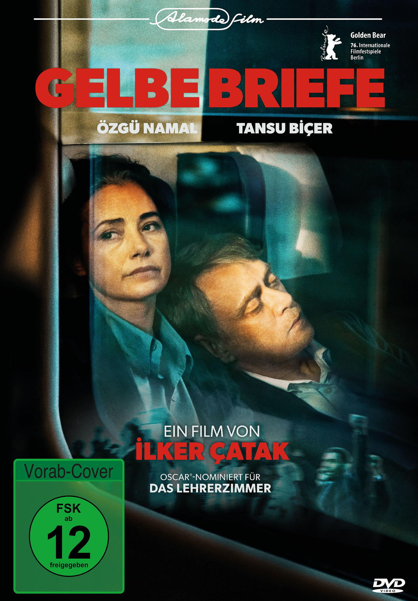Filmplakat mit zwei Personen, die in einem Fahrzeug sitzen. Titel: GELBE BRIEFE.