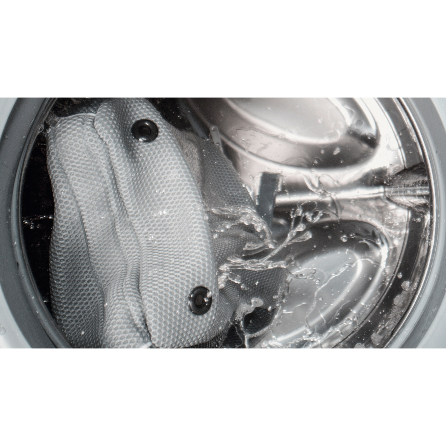 Tissu en maille grise avec deux boutons noirs dans une machine à laver avec de l'eau.