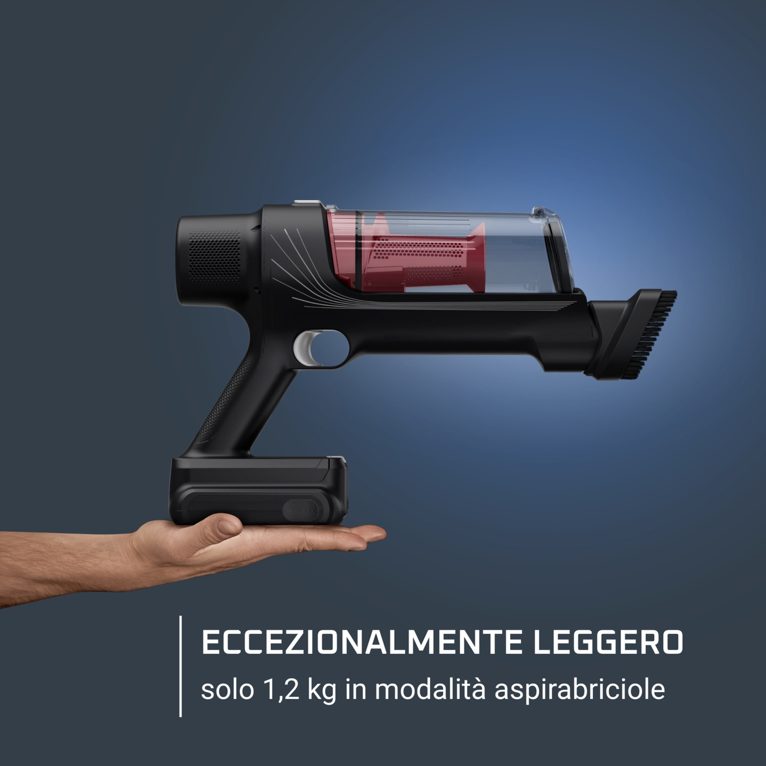 Un uomo tiene in mano un aspirapolvere nero senza fili con contenitore trasparente.