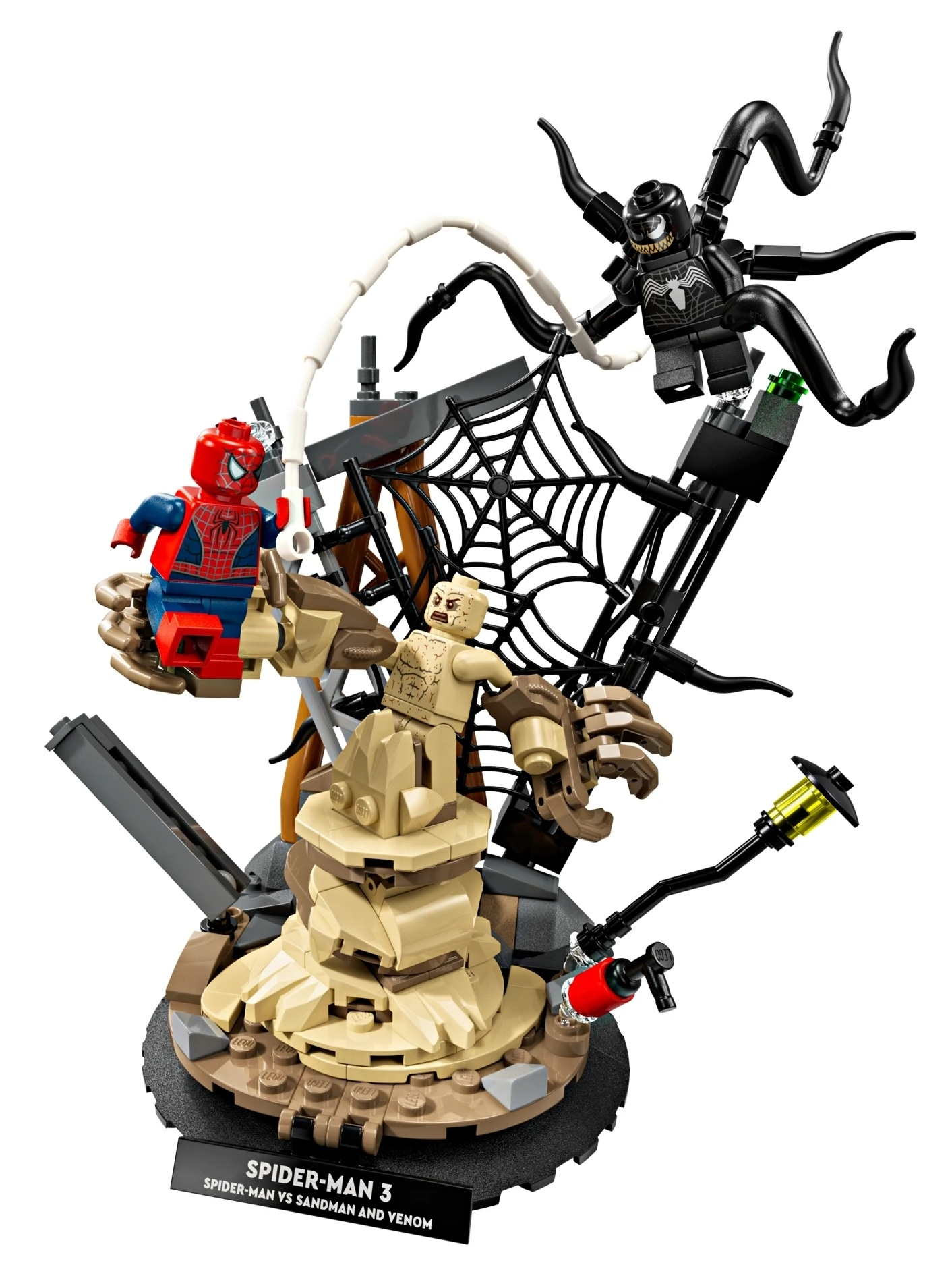 Figurki Lego Spidermana, Człowieka Piasku i Venoma walczą na dioramie z pajęczyną.