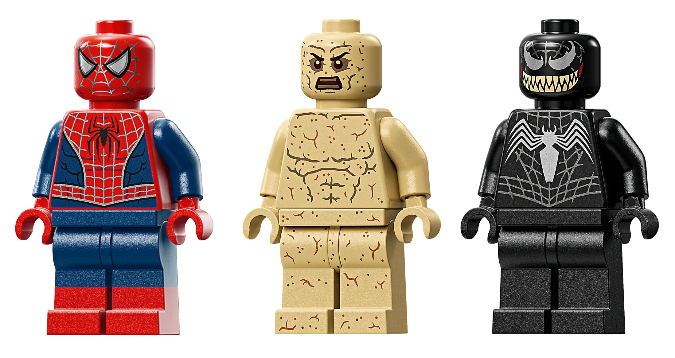Trzy figurki Lego: Spider-Man, Sandman i Venom, stoją obok siebie na białym tle.